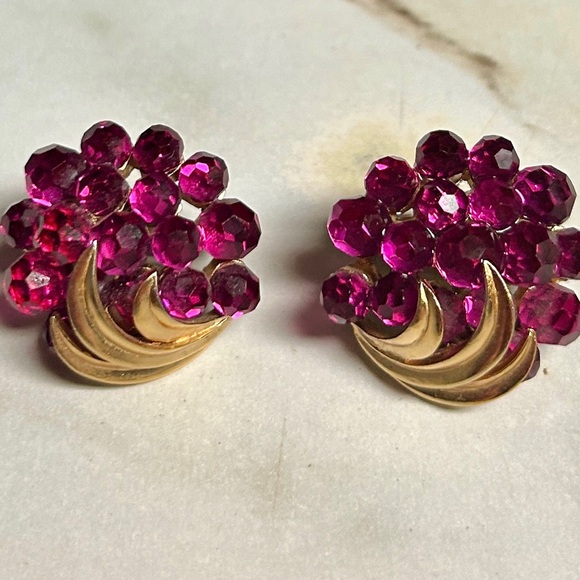 Trifari • Briolette Fuschia •Gold Tone • Purple • Rhinestone Flower • Earrings - Picture 2 of 14